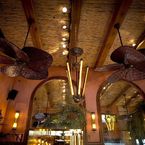 Islander ventilador de techo de estilo tropical-colonial, Restaurante Flores de Alcachofa, Madrid