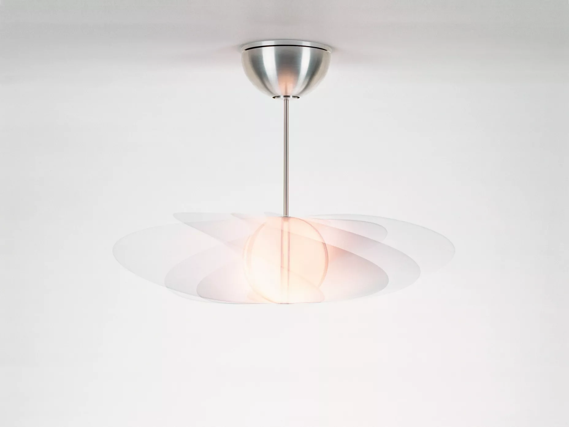 PROPELLER Deckenventilator in Bewegung – Serein Lighting Designventilator mit sanfter Luftzirkulation PROPELLER Deckenventilator in Bewegung – Serein Lighting Designventilator mit sanfter Luftzirkulation