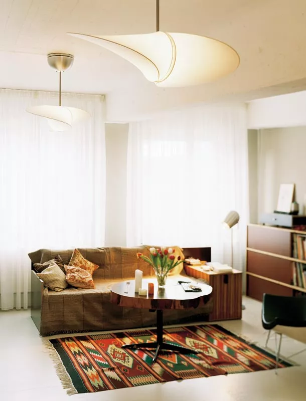 PROPELLER Deckenventilator von Serein Lighting im modernen Wohnraum – Designventilator mit Stoffüberzug und zentraler Beleuchtung PROPELLER Deckenventilator von Serein Lighting im modernen Wohnraum – Designventilator mit Stoffüberzug und zentraler Beleuchtung