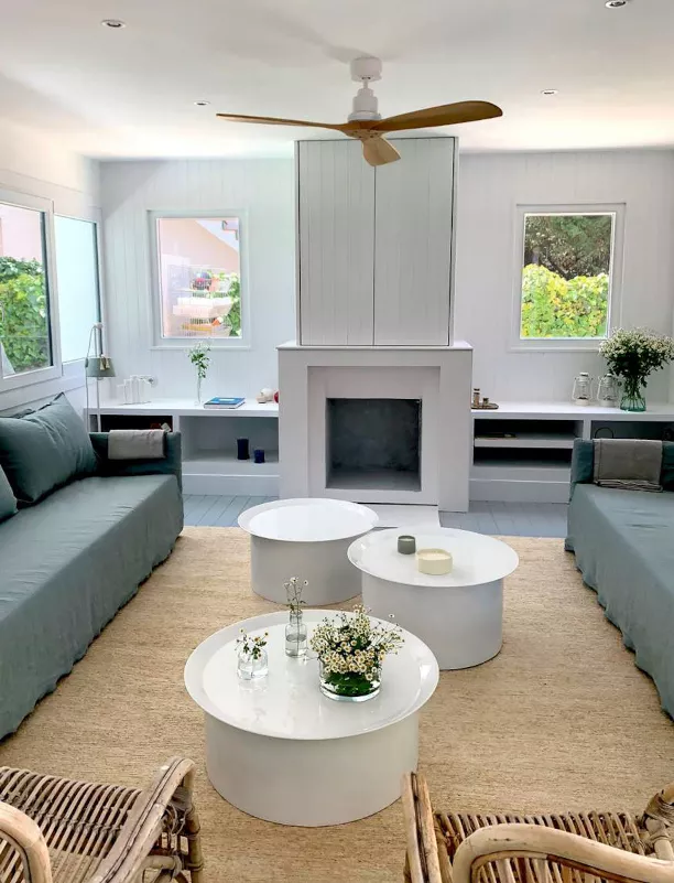 Ventilador de techo Balearic Caprera en ambiente interior contemporáneo, diseño ligero y discreto