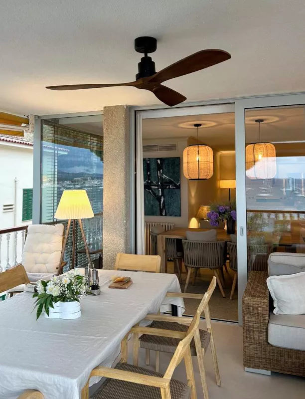 Balearic Manorca ventilador de techo de diseño en espacio moderno con integración arquitectónica